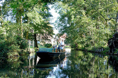Hohe Bäume am Fliessufer - Spreekahn mit Fahrgästen in Fahrt; Bilder aus dem Spreewald in Schlepzig.