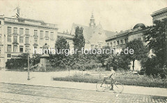 Alte Ansicht vom sogen. Geibelplatz - in der Bildmitte die Skulptur des in Lübeck geborenen Dichters Emanuel Geibel, ein Mann schiebt sein Fahrrad.