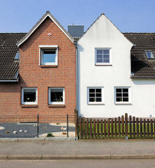 Doppelhaus - Ziegelsteinfassade, Verblendsteine - weisse gestrichene Hausfassade; Wohnhäuser in Herrenwyk, Hansestadt Lübeck.