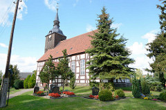 Dorfkirche von Schlepzig im Spreewald - Fachwerkbauweise, geweiht 1782; Kirchturm mit Brettern verkleidet.