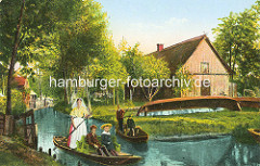 Altes Bild aus dem Spreewald - Holzkähne auf dem Wasser, Kinder auf der Sitzbank; Boote am Ufer im Gras - Wohnhaus mit Reetdach und Holzfassade.