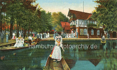 Altes Foto vom Gasthaus Wotschofska im Spreewald bei Lübbenau - Holzkähne und Frauen in Spreewälder Tracht; Ausflügler an Land.