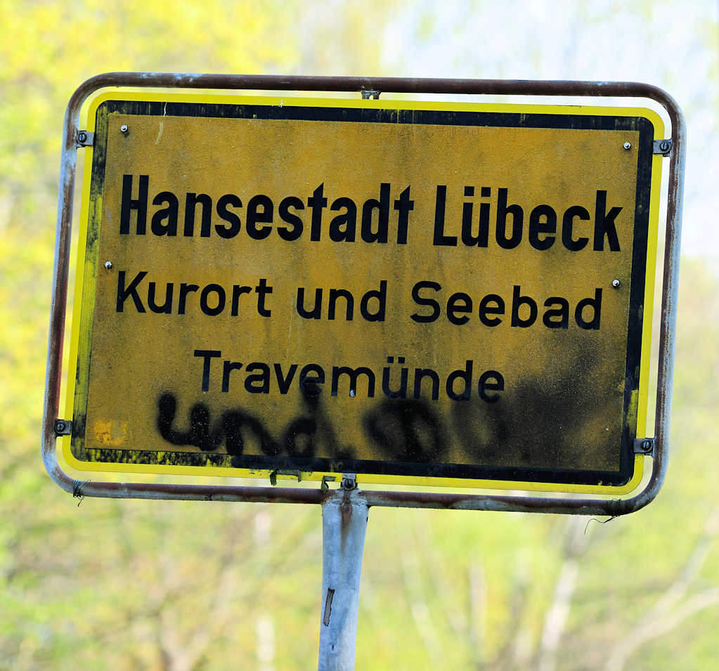 Stadt und Land Fotos: Foto „Ortsschild Hansestadt Lübeck - Kurort und  Seebad Travemünde.“