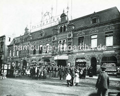 Historisches Gebäude vom Panoptikum auf dem Spielbudenplatz in Hamburg St. Pauli - Eingang Wilhelmshalle, Geschäft Juwelliere / Böhmische Granaten.