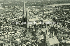 Historische Luftaufnahme / Flugbild von Lübeck Häuser in der Lübecker Altstadt - Marienkirche und Petrikirche.