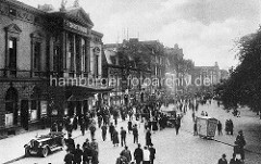 Historische Ansicht vom Hamburger Spielbudenplatz - Operettenhaus; Pkw Cabrio - SpaziergängerInnen.
