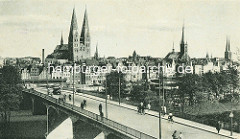 Brücke über die Trave - historisches Panorama mit den Kirchtürmen der Hansestadt Lübeck.