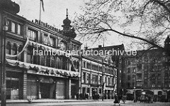 Blick über den Hamburger Spielbudenplatz zum Gebäude des Zillertals und dem St. Pauli Theater sowie Davidwache - Hotel Stein in der Davidstrasse.