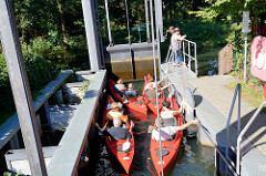 Mehrere Kanus in einer Schleuse in Schlepzig - Fahrt auf der Spree und den Spreearmen durch den Spreewald.