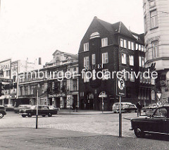 Alte Fotografie der Davidwache  und St. Pauli Theater  am Spielbudenplatz / Davidstrasse - Blick von der Reeperbahn, Kopfsteinpflaster und Strassenbahnschienen, Autos - schwarze Taxis der 1960 Jahre.