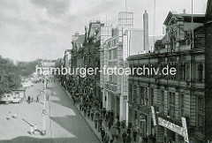 Altes Foto vom Spielbudenplatz auf Hamburg St. Pauli - Veranstaltungsgebäude Zillertal, Kino und Theater.