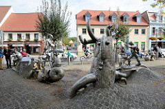 Sagenbrunnen am Kirchplatz in Lübbenau / Spreewald; Künstler Volker Michael Roth;