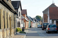 Wohnstrasse mit Einzelhäusern - Wohnhäuser in Lübbenau, Spreewald.