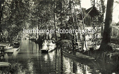 Historisches Bild aus dem Spreewald - Frauen in Tracht im Holzkahn - Briefträger in Uniform bringt die Post per Kahn.