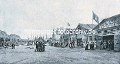Holzbuden auf dem Spielbudenplatz, ca. 1840 - Künstlerbuden, Marionettentheater, Wachsfiguren Cabinette, Carousells und Polichinelle Kasten / Musik-Puppenautomat.