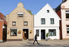 Alte Wohnhäuser in der Torstrasse von Lübeck Travemünde - Giebelverkleidung mit Holz und gelbe Verblendklinker.