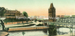 Historische Ansicht der Hansestadt Lübeck - Blick über den Trave Kanal zur Hubbrücke und dem Ziegelturm, in dem die Hydraulik der Brücke untergebracht ist.