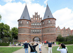 Holstentor, Stadttor zur Altstadt der Hansestadt Lübeck - Überreste der Lübecker Stadtbefestigung - Wahrzeichen der Stadt.