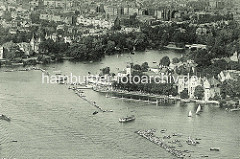 Alte Luftaufnahme vom Uhlenhorster Fährhaus an der Hamburger Aussenalster - die Rennstrecke einer Ruderregatta wird von Booten gesäumt. Im Hintergrund der Lange Zug und Häuser an der Bellevue.