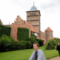 Historisches Burgtor der Hansestadt Lübeck; Teil der ehem. Lübecker Befestigungsanlage, spätgotischer Burgturm.