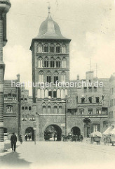 Altes Bild / Foto  vom Burgtor der Hansestadt Lübeck; Pferdewagen, Pferdefuhrwerke passieren das Burgtor - Strassenbahn.