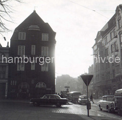 Alte Fotografie der Davidwache am Spielbudenplatz / Davidstrasse - Blick von der Reeperbahn, Kopfsteinpflaster und Strassenbahnschienen, KfZ der 1960 Jahre.