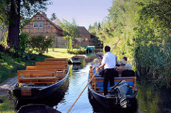 Spreekahn mit Touristen und Bootsführer in einem Fliess bei Schlepzig im Spreewald.
