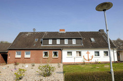 Doppelhaus - Ziegelsteinfassade, Verblendsteine - weisse gestrichene Hausfassade; Wohnhäuser in Herrenwyk, Hansestadt Lübeck.