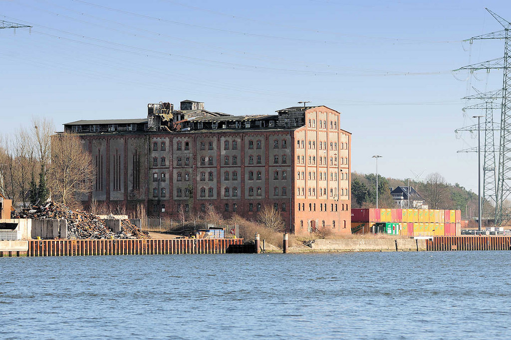 Hansestadte Foto Verlassenes Speichergebaude Speicherruine Am Hafengebiet Der Trave In Lubeck Kucknitz