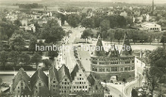 Historischer Blick auf das Lübecker Holstentor und die Salzspeicher an der Trave.