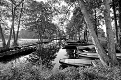Kähne in einem Hafenbecken an der Hauptspree bei Lübbenau - Schwarz Weiss Fotografie.