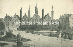 Altes Foto vom Heiligen Geist Hospital in Lübeck - Blick über den sogen. Geibelplatz - im Vordergrund die Skulptur des in Lübeck geborenen Dichters Emanuel Geibel.