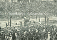 Kasper-Theater Aufführung auf dem Spielbudenplatz in Hamburg St. Pauli - dicht gedrängt stehen die ZuschauerInnen vor der Bühne.