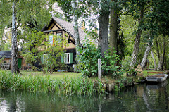 Historisches Wohnhaus in Lübbenau am Spreewald - Haus zwischen Bäumen am Fliess - Kahn am Ufer.