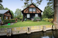 Wohnhaus mit Holzfassade und Fachwerk mit Ziegelsteinen verfüllt - Kanal in Lübbenau.