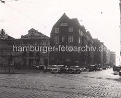 Fotografie der Davidwache und St. Pauli Theater am Spielbudenplatz / Davidstrasse - Blick über die Reeperbahn, Kopfsteinpflaster und Strassenbahnschienen, Autos der 1960 Jahre.