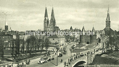 Historischer Blick zum Lübecker Holstentor - Kirchtürme in der Altstadt der Hansestadt Lübeck - re. die Petrikirche in der Mitte der Doppelturm der St. Marinekirche und lks. die St. Jakobi Kirche.