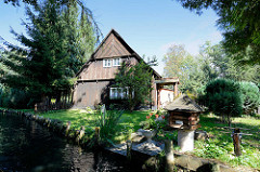 Historisches Wohnhaus in Lübbenau am Spreewald - Holzhaus an einem Spreearm, Briefkasten am Wasser.