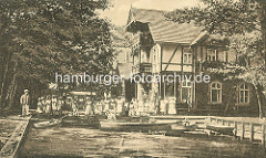 Altes Foto vom Gasthaus Wotschofska im Spreewald bei Lübbenau - Kinder stehen am Ufer bei den Ruderbooten / Holzkähnen.