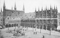 Historische Fotografie vom Lübecker Rathaus - im Vordergrund der neogotische Marktbrunnen, Architekt Hugo Schneider - eingeweiht 1873, abgebrochen 1934.