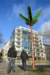 Parc fiction / Antonipark / Gezi-Park  in Hamburg St. Pauli - Spaziergänger und Metallpalme, Palme aus Stahl.