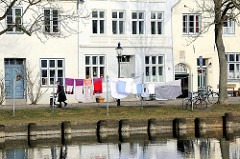 Wohnhäuser an der Untertrave in der Hansestadt Lübeck - Wäsche hangt zum Trocknen auf der Leine an der Trave.