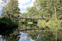 Fliess / Kanal im Spreewald bei Schlepzig - Holzbrücke / Fussgängerbrück, Bäume und Sträucher am Ufer.