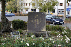 Jakob Böhme Denkmal am Ulica Stefana Okrzei; das Denkmal wurde 2011enthüllt und zeigt ein Paar Schuhe, die einen aufgeklappten Buchdeckel stützen. Das Paar Schuhe symbolisiert seinen Beruf des Schuhmachers und das Buch steht für seine Veröffentlichun