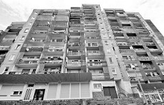 Plattenbau - Hochhaus mit Balkons in Zgorzelec / Polen.