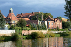 Historische Industriearchitektur - Ziegelgebäude am Ufer der Neisse in Zgorzelec.