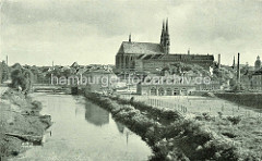 Altes Bild vom Lauf der Neisse in Görlitz - Kinder spielen Fussball auf einem Sportplatz - im Hintergrund die Altstadtbrücke und St. Peter und Paul Kirche.