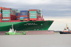 Bug des auf der Elbe der havarierte, aufgelaufene Containerfrachter CSCL Indian Ocean - lks. der Bagger Dhamra; das Arbeitsschiff ist ein Wasserinjektionsgerät, das mit starken Hochdruckpumpen feine Wasserstrahlen erzeugt, mit denen Schlickablagerung
