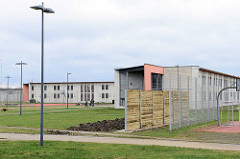 Justizvollzugsanstalt Hamburg Billwerder - Gefängnisblock und Sichtschutz aus Holz.