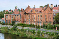 Historische Industriearchitektur - Ziegelgebäude am Ufer der Neisse in Zgorzelec.